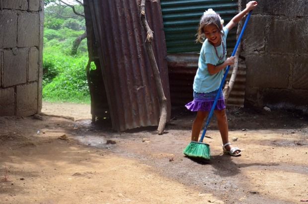 Sweeping-girl-Nicaragua